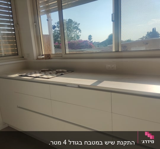 משטח שיש לבן במטבח עם אור שמש